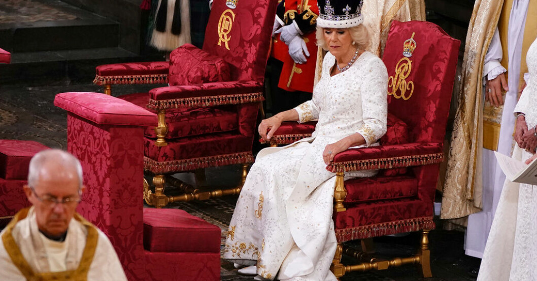 Drottning Camilla med Drottning Marys krona på huvudet under lördagens kröningsceremoni. Camilla – från paria till nationalklenod