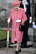Drottning Elizabeth går med paraply som käpp