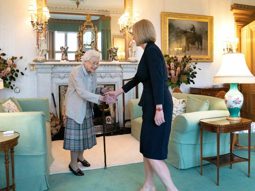 Drottning Elizabeth II och Liz Truss skakar hand. Drottning Elizabeth II skakar hand med Liz Truss.