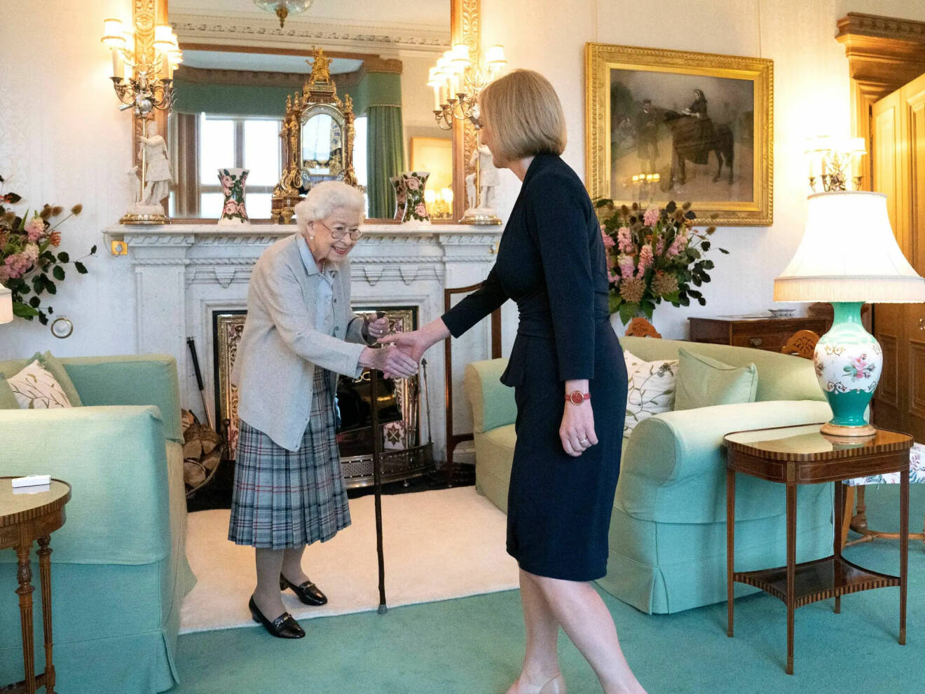 Drottning Elizabeth II skakar hand med Liz Truss.