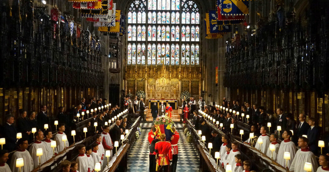 Drottning Elizabeths kista bärs fram i Saint George's Chapel i Windsor Castle den 19 september i fjol. Drottningens begravning kostade två miljarder