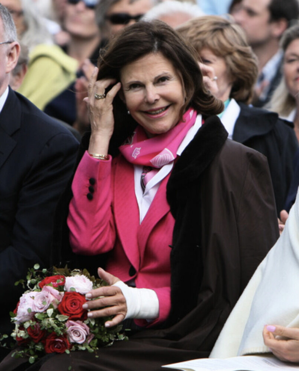 drottning Silvia med skadad handled