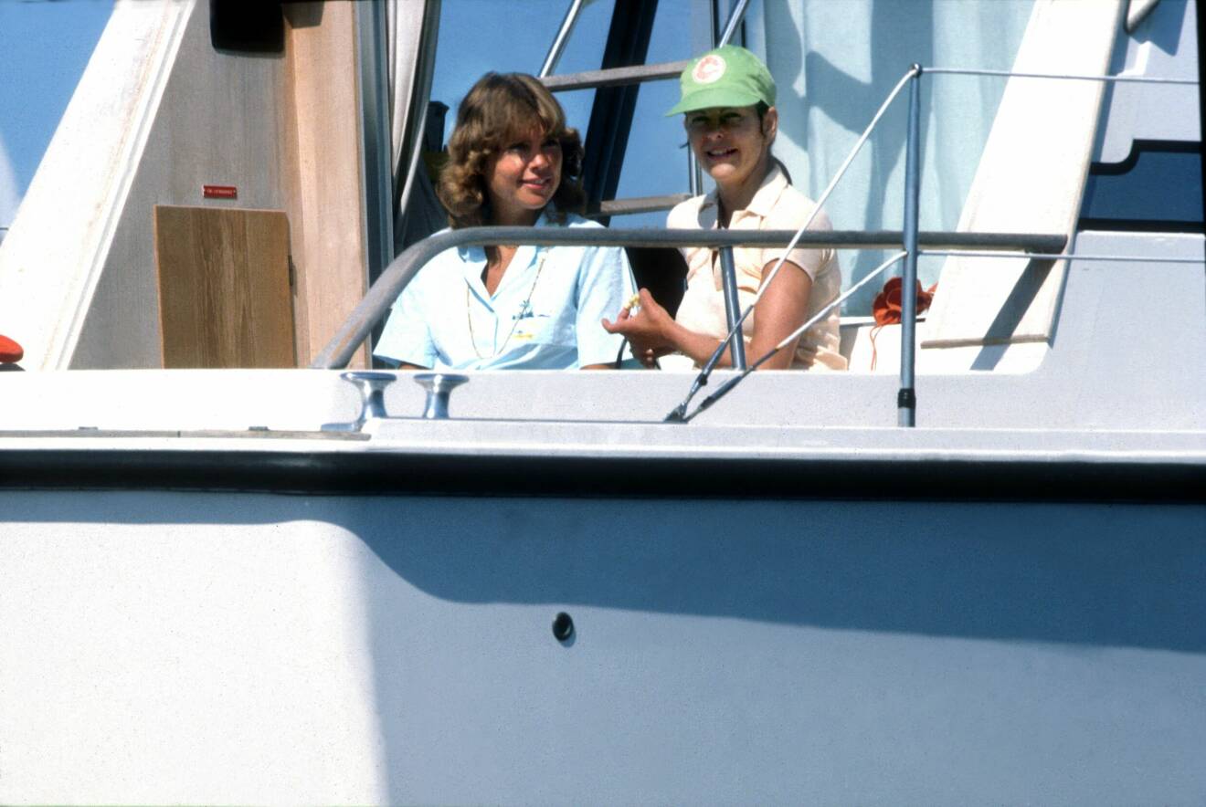 Drottning Silvia och Agneta Kreuger på Kungabåten vid Gotland Runt star 1976