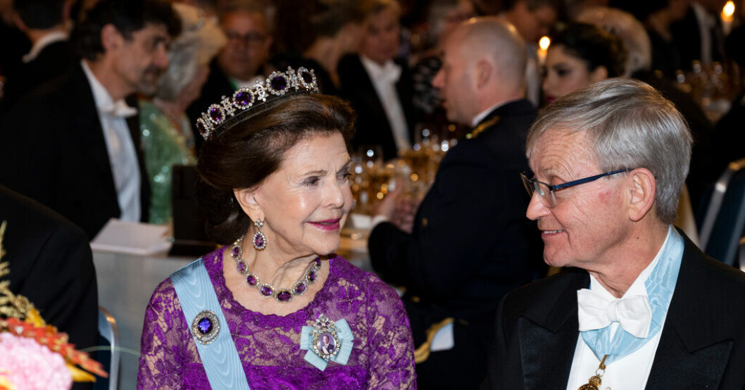 Drottning Silvia och Carl-Henrik Heldin, styrelseordförande Nobelstiftelsen, på Nobelbanketten 2022. Arkivbild. Nobelstiftelsens kapital krymper