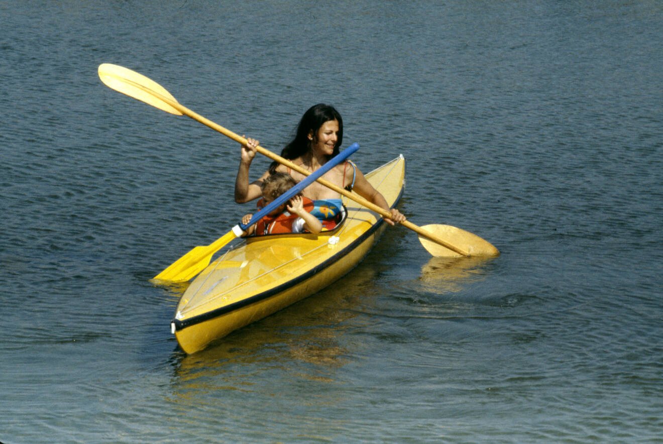 Drottning Silvia och kronprinsessan Victoria paddlar kanot, Solliden 1980