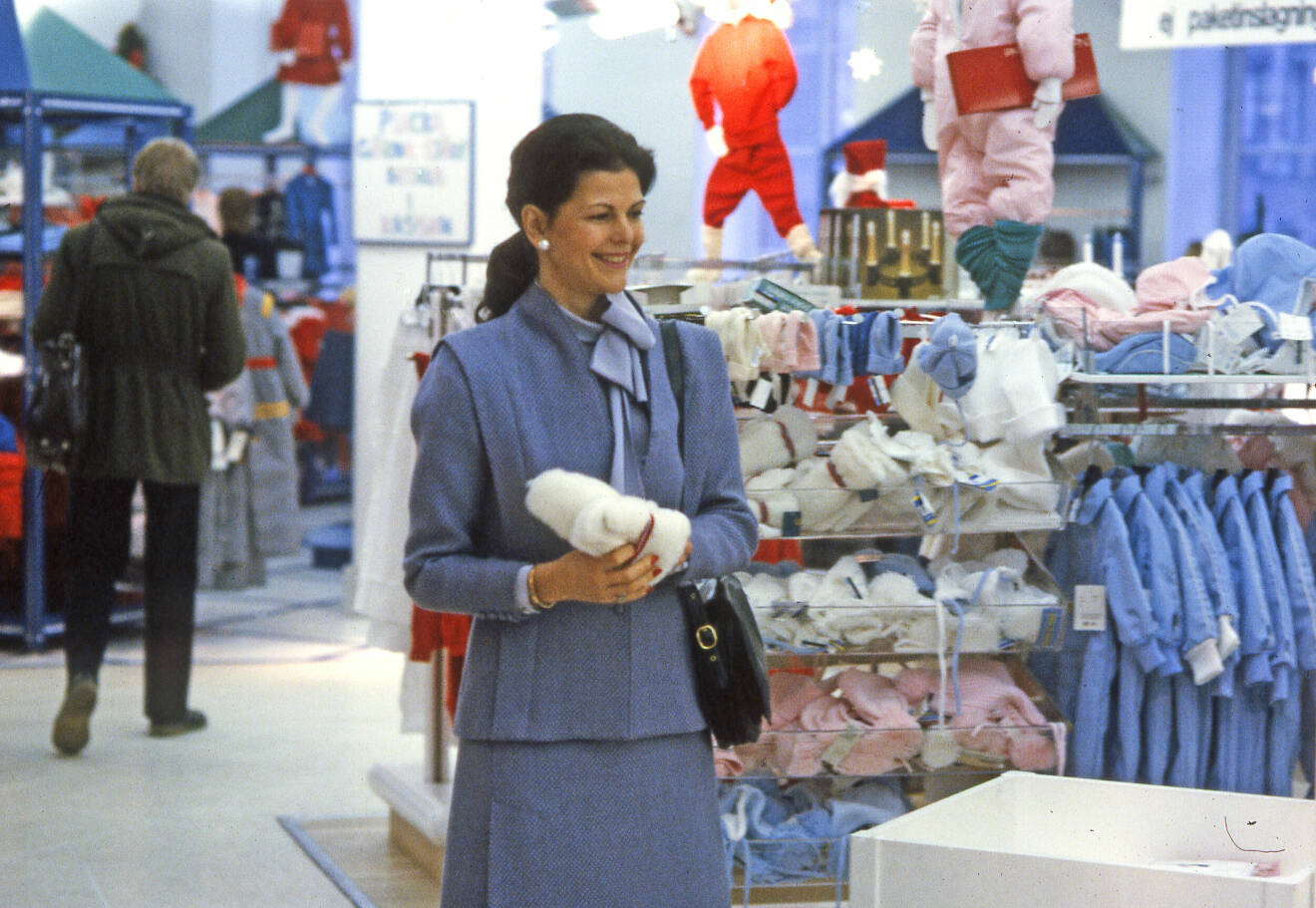 Drottning Silvia shoppar barnkläder år 1983.