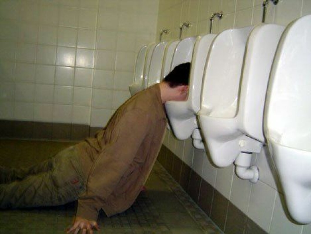 drunk_man_in_urinal-s470x353-52597
