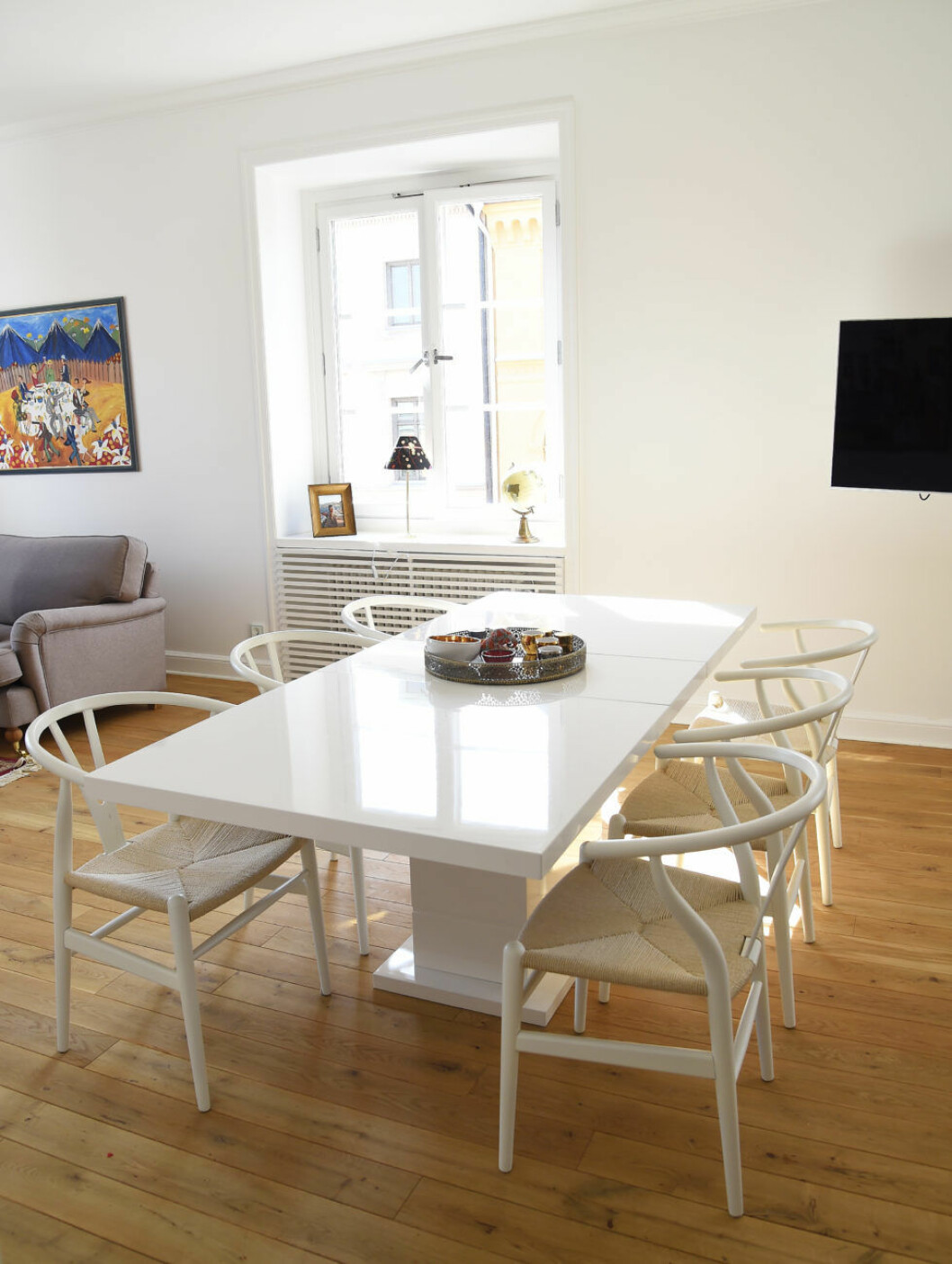 Hängande gardiner i fönstren är inget för Meral. Det ska vara så minimalistiskt som möjligt. HEMMA HOS MERAL TILL HÄNT I VECKA