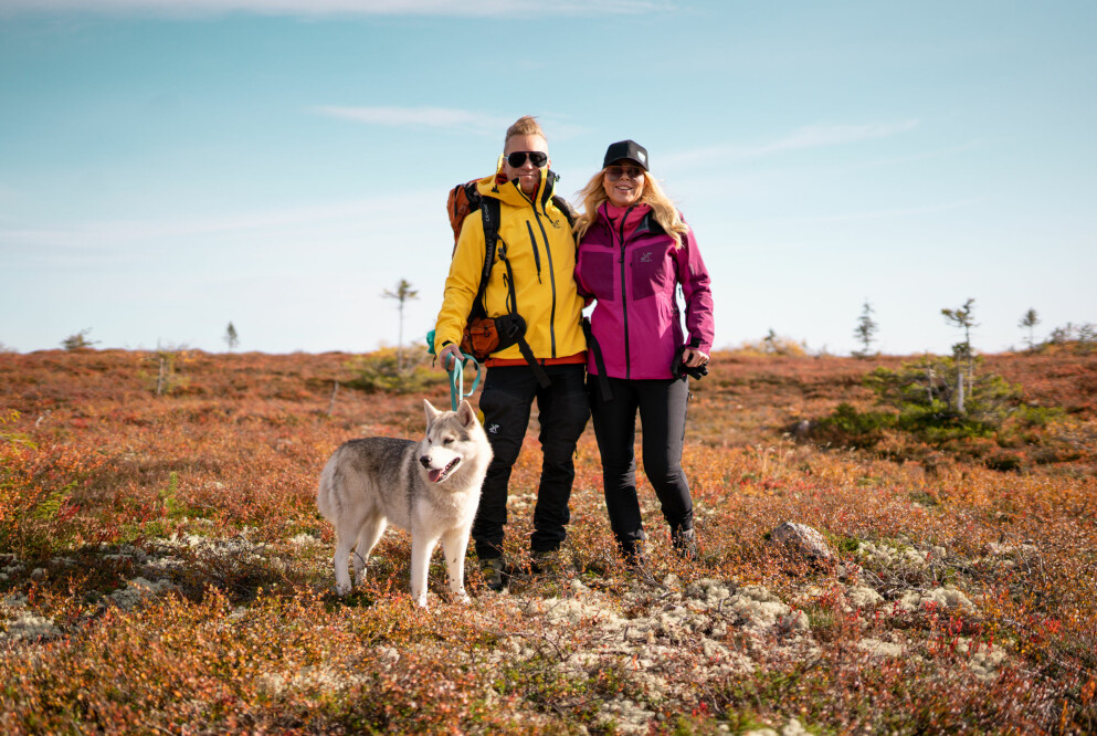 Niclas och Pernilla Nyrensten älskar att klättra, vandra och vara ut i naturen. Pernilla och Niclas Nyrensten ute i naturen med sin hund.