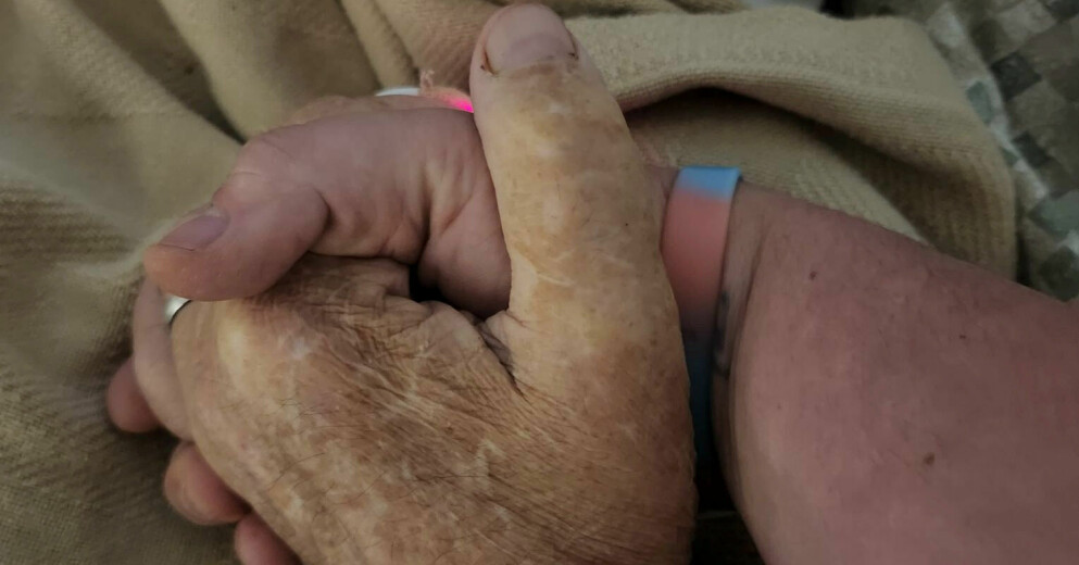 Brandi Guicciardini håller sin pappas hand en sista gång. Robert ”Bobby” Hadley Reinhart Jr. och Brandi Guicciardini
