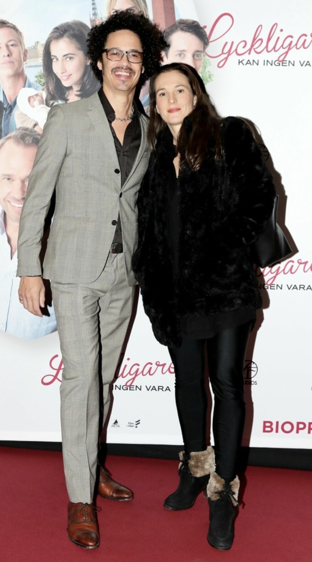 Eagle-Eye Cherrie och Sofia Weman. Eagle-Eye Cherrie och sambon Sofia Weman på röda mattan inför premiären av Lyckligare kan ingen vara