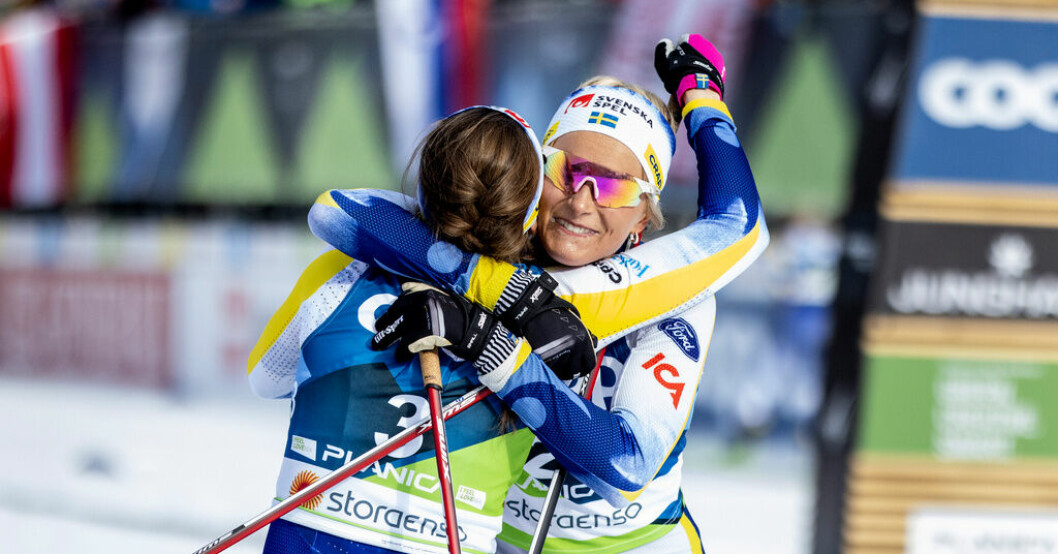 Ebba Andersson och Frida Karlsson kramar om varandra efter VM-dubbeln i skiathlon. Sveriges damer har tagit alla tre guld hittills i Planica. Sverige kan sopa rent: "Häftigt om vi klarar det"