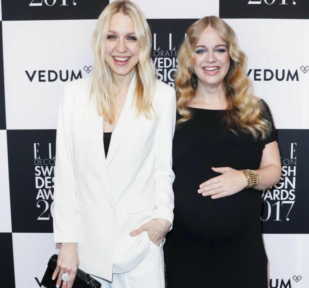 Emilia de Poret och Ebba von Sydow har podden “Säker stil” tillsammans. 7238979 2017-02-06 ELLE Decoration Swedish Design Awards på Berns, arrangör Trendgruppen På Bilden: Ebba von Sydow och Emilia de Poret COPYRIGHT Jari Kantola/STELLA PICTURES