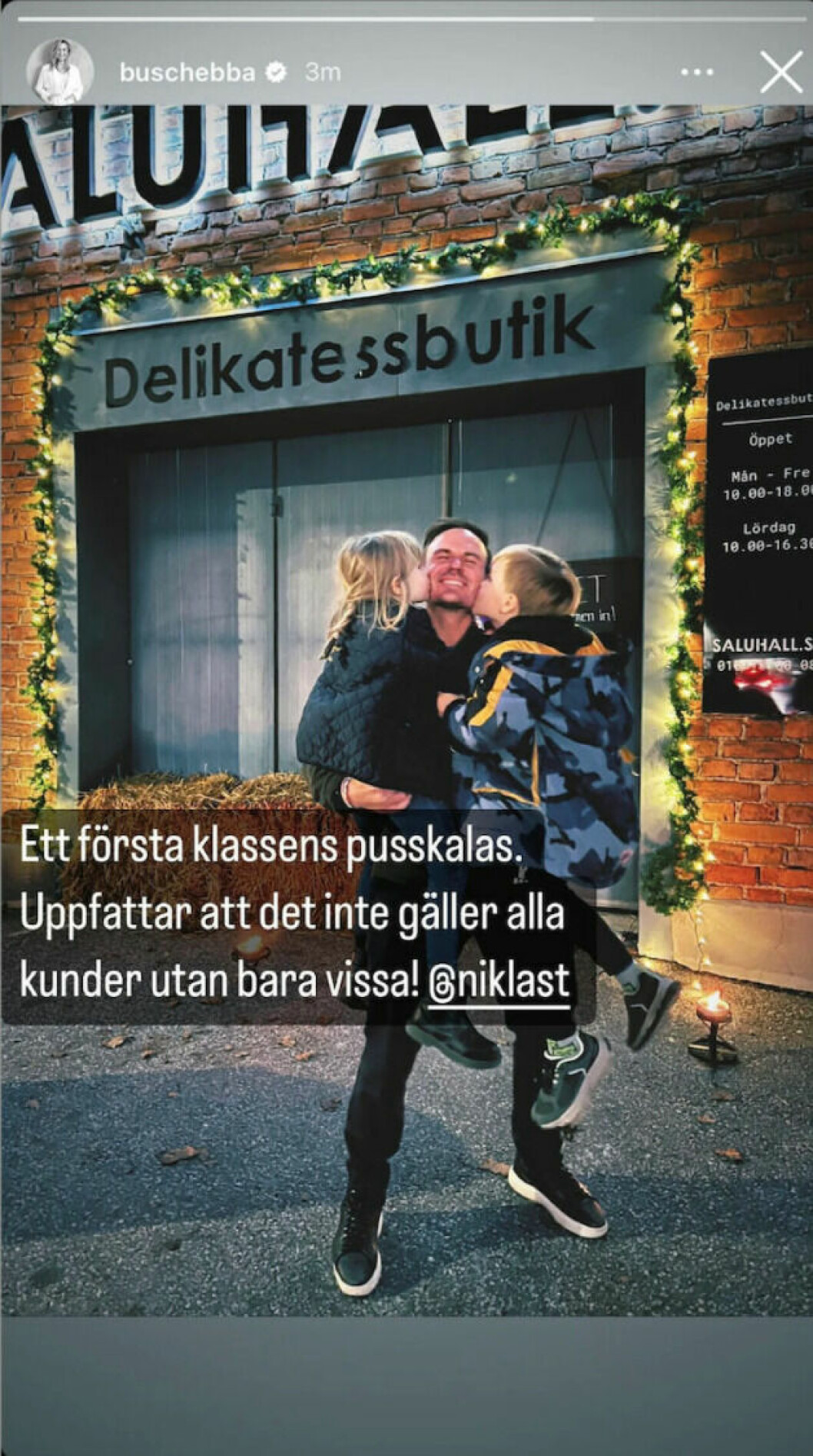 Här syns Ebba Busch ihop med exmaken.