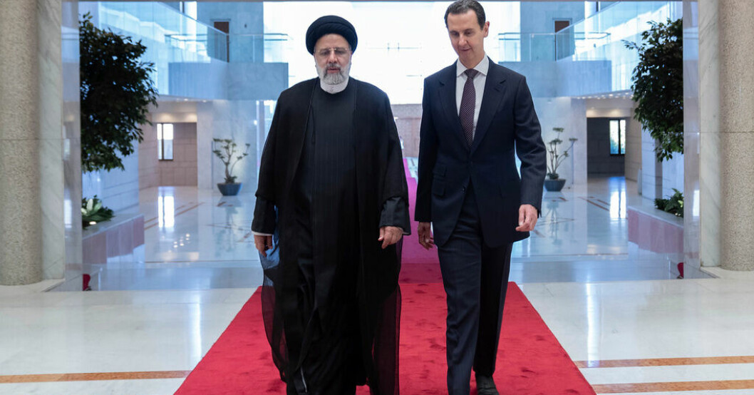 Ebrahim Raisi och Bashar al-Assad, Irans och Syriens presidenter, i presidentpalatset i Damaskus. Irans ledare i Syrien – hyllar al-Assads "seger"