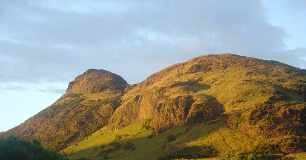 <strong>Här på kullen Arthurs Seat i utkanten av Edinburgh föll Fawziayah Javed mot sin död – fyra dagar efter bröllopet. Nu misstänks hennes make.</strong> Kullen Arthur's Seat är en av Edinburghs största turistmål. På toppen befinner du dig 197 meter över havet.