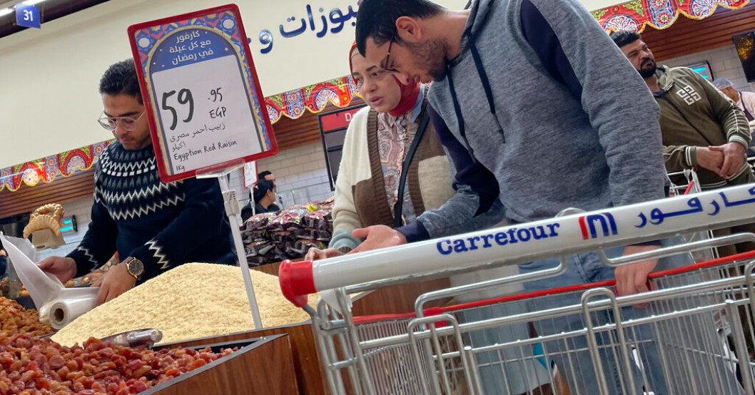 Egypten befinner sig i en djup ekonomisk kris med en valuta som tappar stort i värde och galopperande inflation. Arkivbild. Fitch sänker Egyptens kreditbetyg