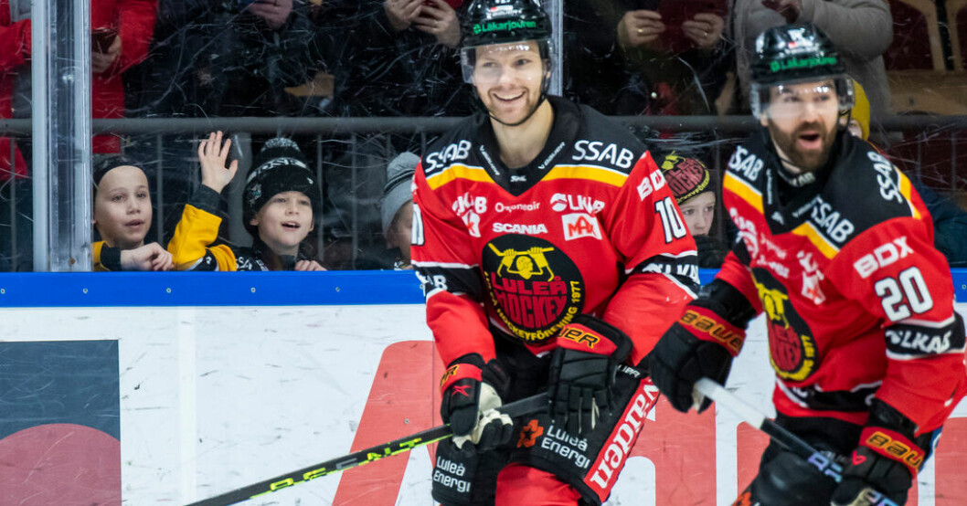 Einar Emanuelsson, till vänster, blev matchvinnare för sitt Luleå mot rivalen Skellefteå. Arkivbild. Fjärde gången gillt för Luleå
