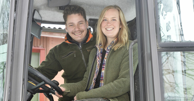 Bonde-Elin och Christian i en traktor