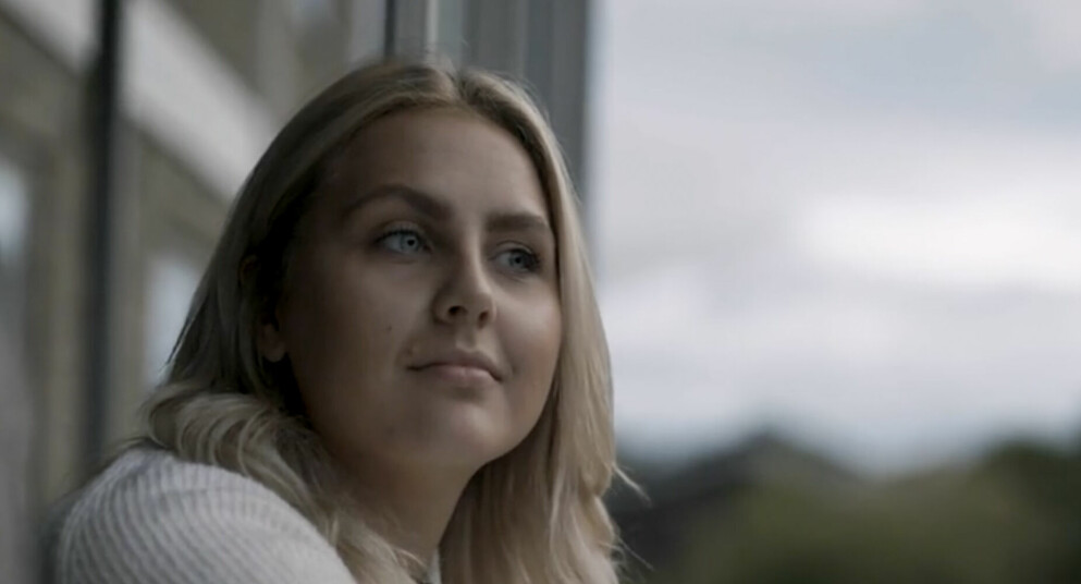 <strong>Elin Andersson vill veta vad som hände hennes mamma.</strong> Elin Andersson står på en balkong och blickar ut.