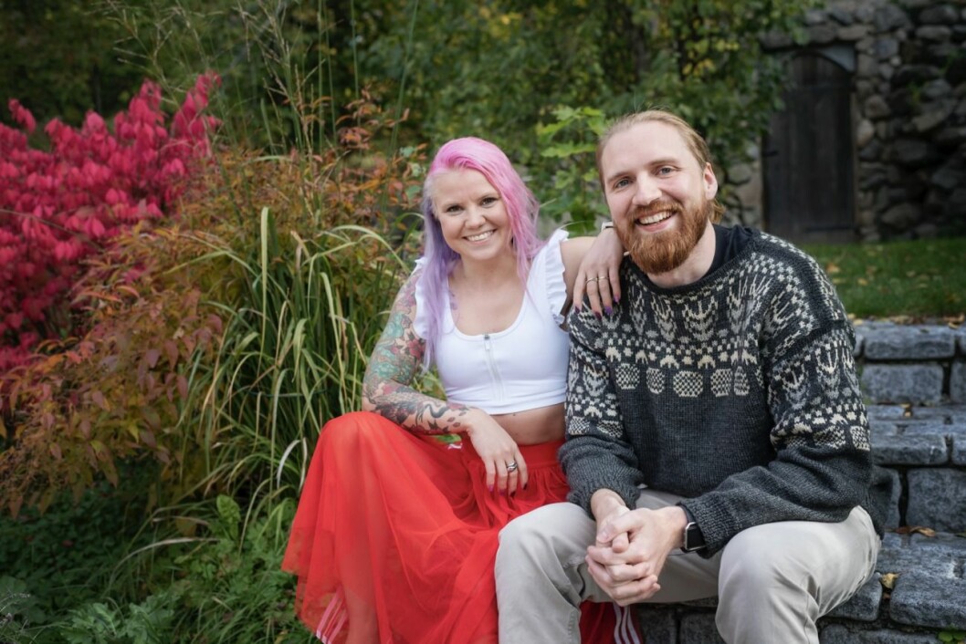 FOTO: Stina Stjernkvist /SVT Elina och Albin myser på en bänk, Gift vid första ögonkastet