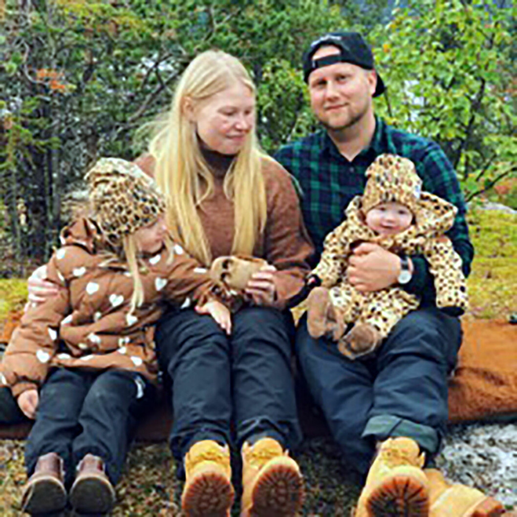 Hela familjen samlad. Elin Näslund, Marcus Svanberg och barnen Freja och Alve.