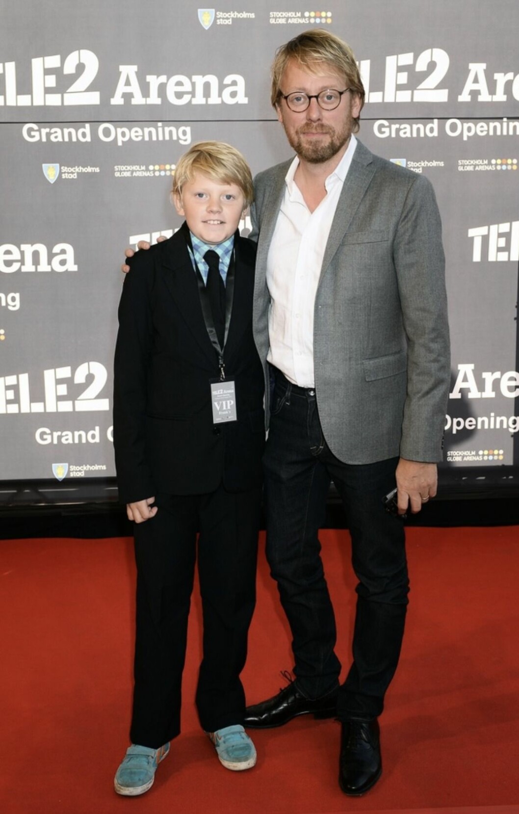 Sonen Elis Carlsson hängde med pappa Peter Settman på invigningen av Tele2 Arena i augusti år 2013. FOTO: Karin Törnblom/TT Elis Carlsson och pappa Peter Settman på röda mattan 2013