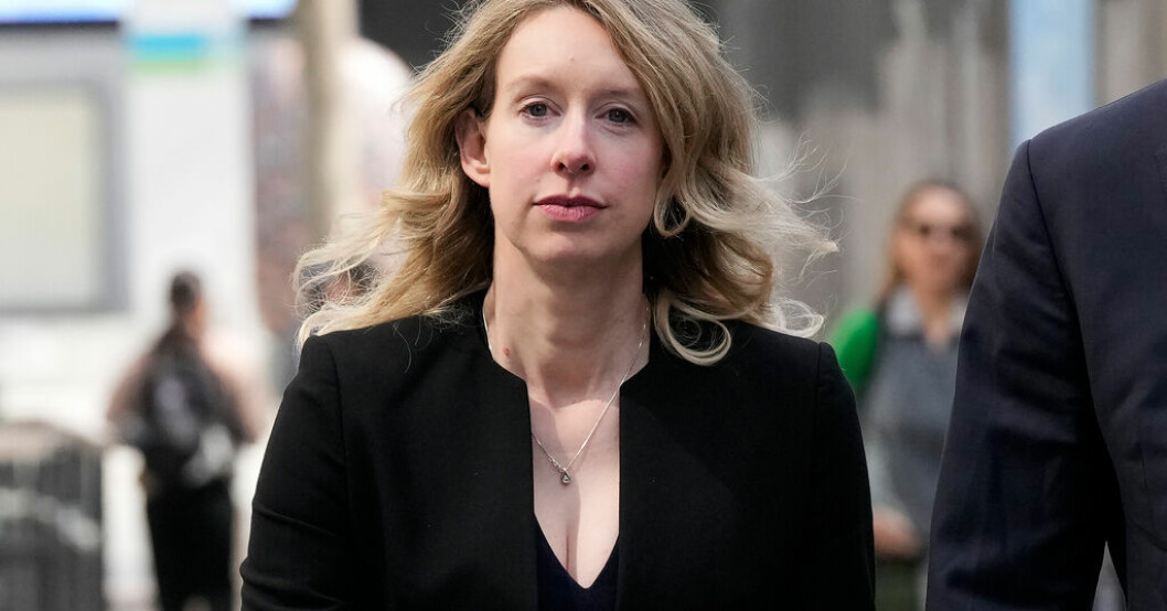 Elizabeth Holmes utanför domstolen i Kalifornien. Arkivbild. Techbedragare slipper inte undan fängelse