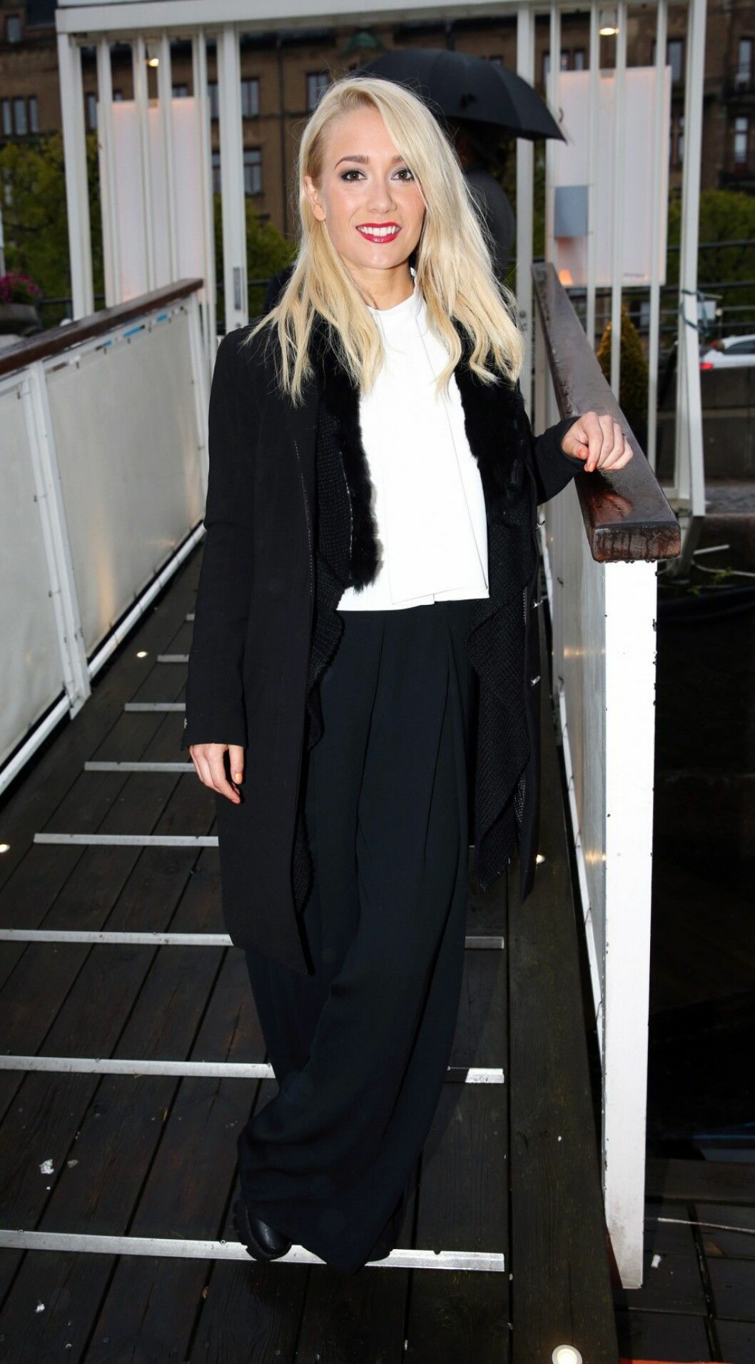 Ellen Bergström är nykär. Foto: Stella Pictures Strandbryggan Sea Clubs försommarfest!