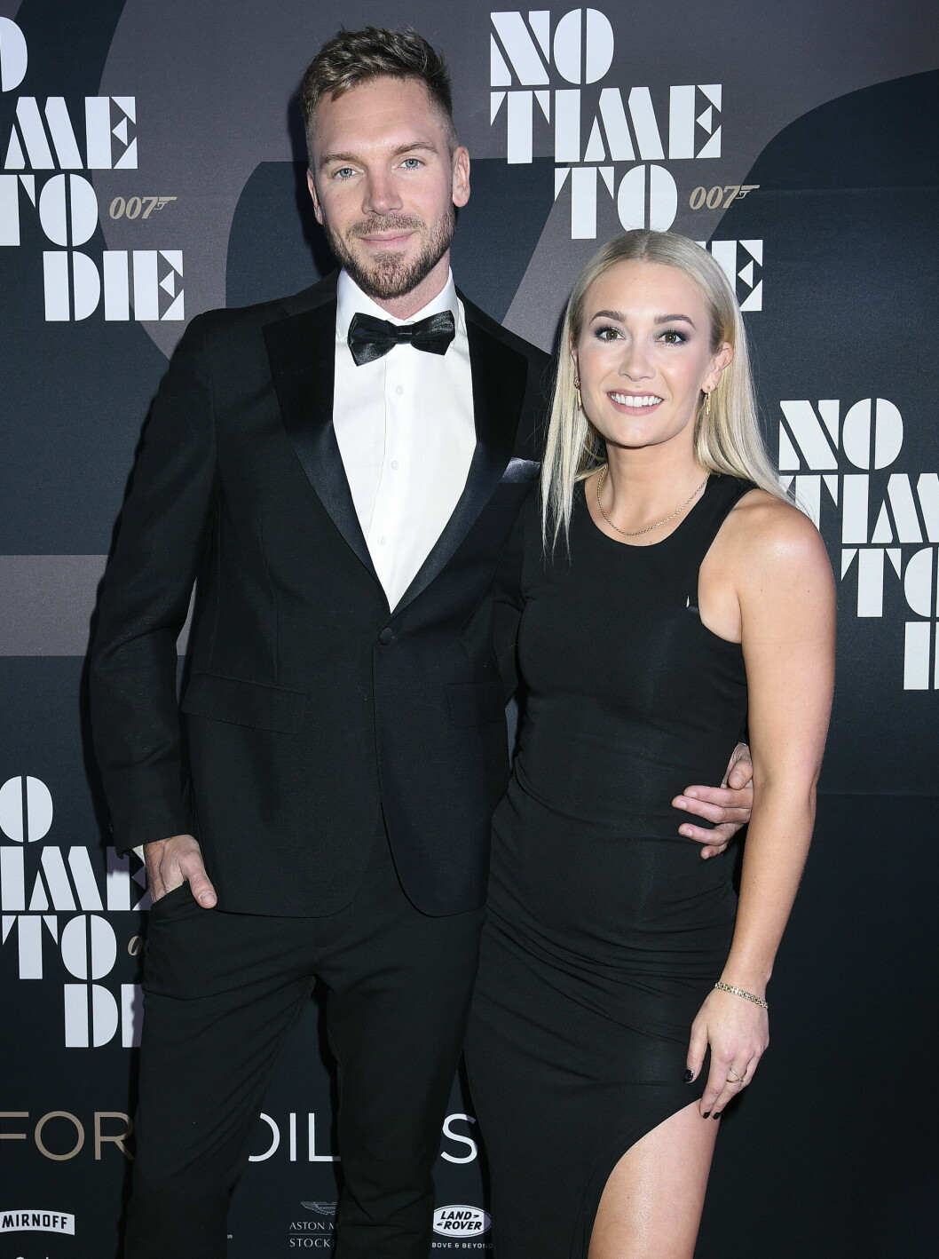 Ellen Bergström med kärleken Niclas Lij på röda mattan inför premiären av James Bond-filmen <span class=" italic" data-lab-italic_desktop="italic">No Time to Die</span>"på biograf Rigoletto i Stockholm. Ellen Bergström med kärleken Niclas Lij på röda mattan inför premiären av James Bond-filmen No Time to Die"på biograf Rigoletto i Stockholm.