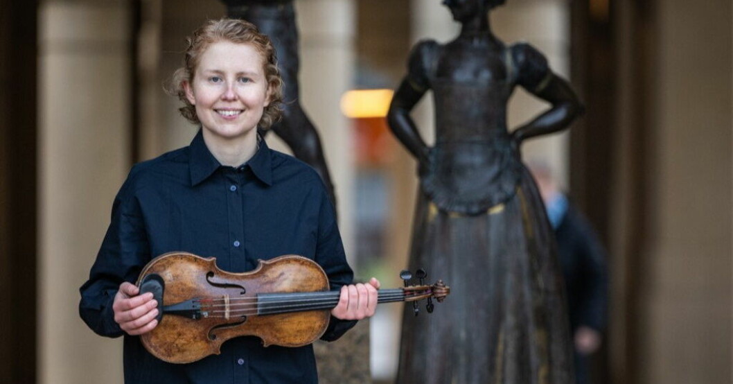 Ellen Nisbeth, här med sin viola, får Sixten Gemzéus stora musikstipendium 2023. Pressbild. Hon får Sveriges största musikstipendium