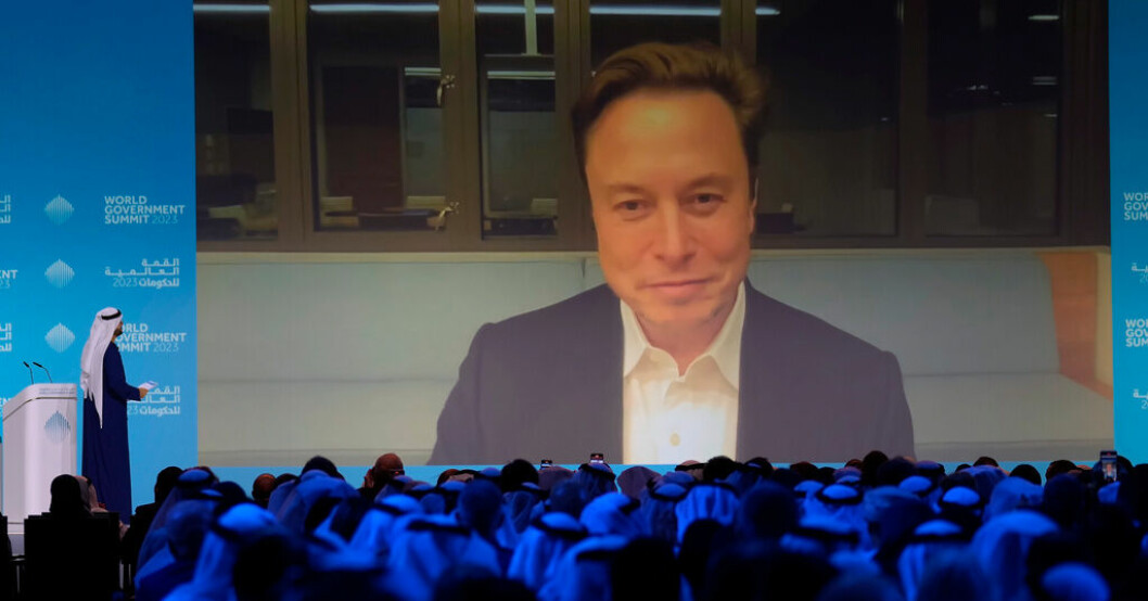 Elon Musk både satsar och varnar för AI-tekniken. Här talar han via länk till konferensen World Government Summit i Dubai i februari. Musks mystiska AI-projekt: "Det är på riktigt"