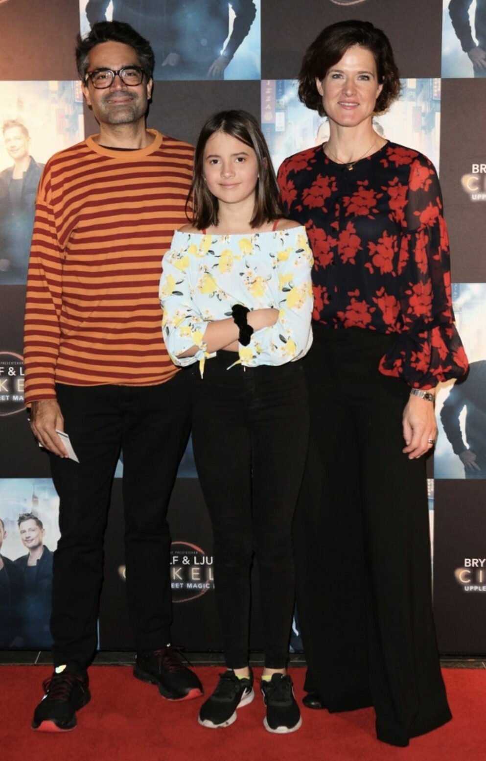 Anna och David på röda mattan tillsammans med dottern Elvira. David Batra, Anna Kinberg Batra och dottern Elvira.