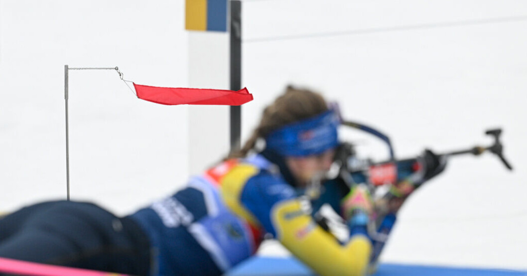 Elvira Öberg under fredagens träning då det blåste hårt på VM-arenan. Storm hotar stafetter – kan flyttas till Östersund