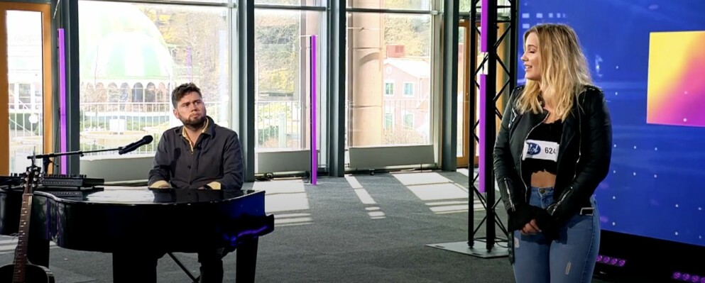 Emanuel på piano och Emelie Wihelmsson från Timmele sjunger. Emanuel Norrby kompar på piano till sökande Emelie Wihelmsson från Timmele