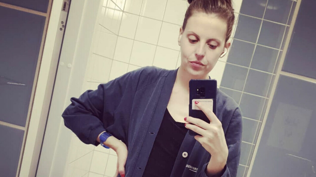 <strong>Nu vårdas Emelie på sjukhuset i Eskilstuna. Det är svårt att vara utan sonen och medicinen gör henne väldigt trött. </strong> Emelie Claesson på sjukhuset.