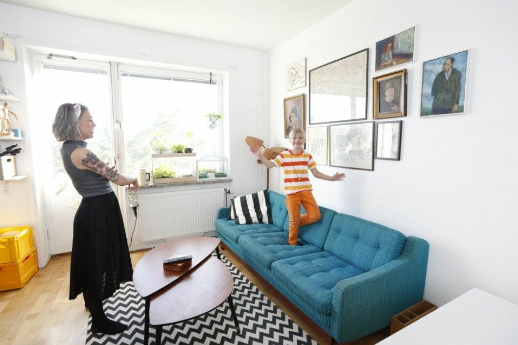 Det är full fart på Vilde som gärna pekar ut sina favoriter i vardagsrummet. Foto: Malin Bondeson emma-pettersson13.jpg