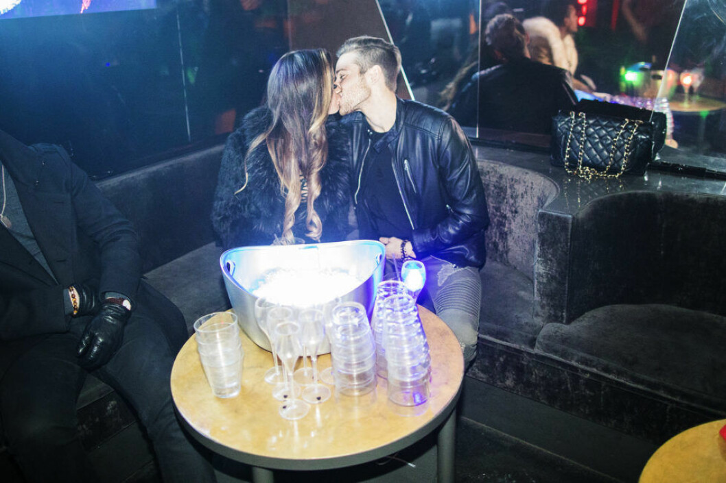 Paradise Hotel Emma Svensson med sin nya pojkvän inne på Collage under Paulina ”Paow” Danielssons 23 års fest. 14 oktober 2016, Stockholm Foto: Ola Axman