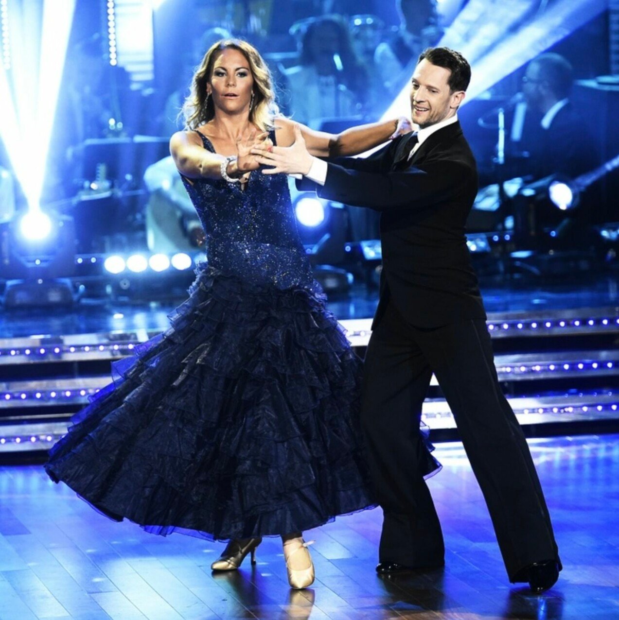 Emma Igelström och Tobias Wallin. Emma Igelström i blå klänning dansar med Tobias Wallin i Let's dance