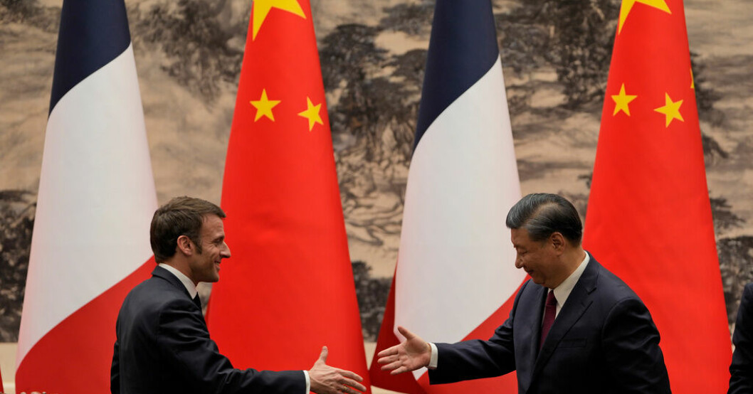 Emmanuel Macron och Xi Jinping skakar hand efter torsdagens möte i Peking. Macron till Xi: Räknar med er