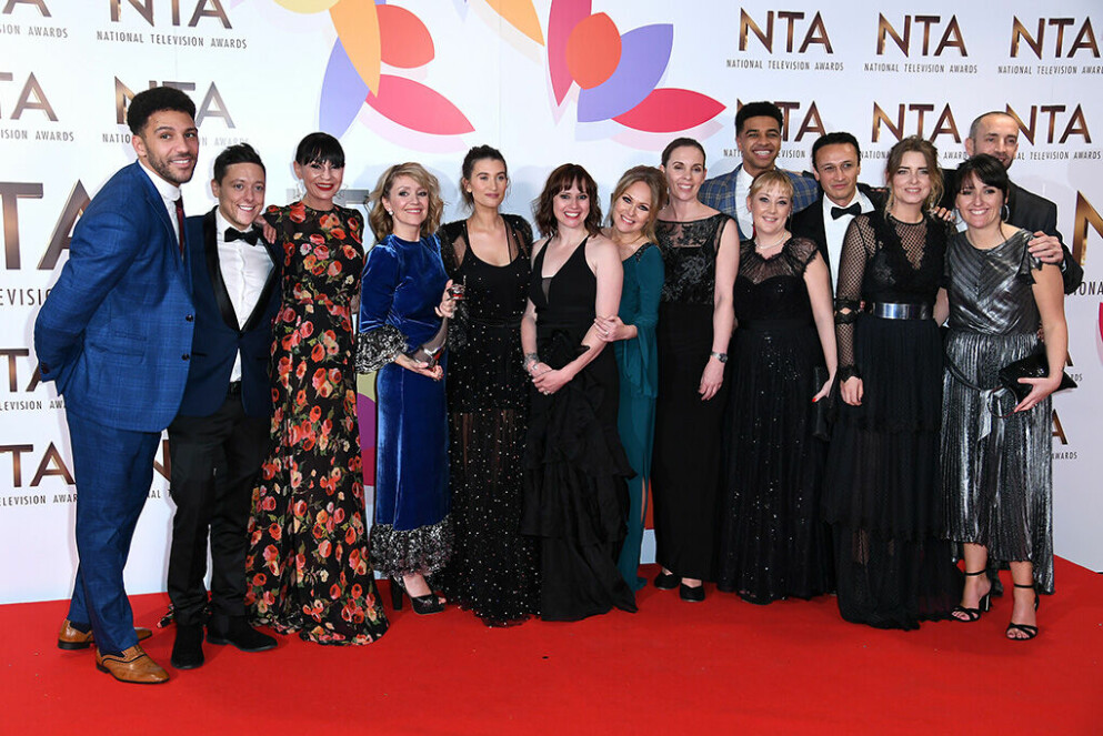 Delar av ensemblen från Hem till gården i samband med National Television Awards 2019. Hem till gården vann kategorin Bästa dramaserie. Hem till gården