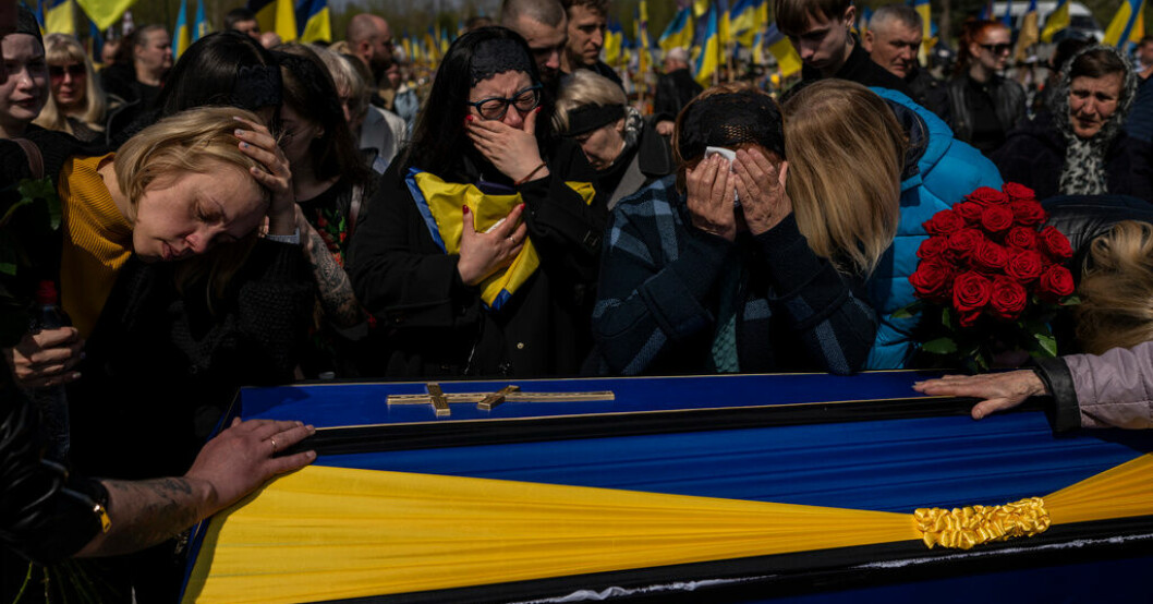 En 51-årig militärs anhöriga sörjer under begravningsceremonin i Kryvyj Rih. Fullt upp för Ukrainas dödgrävare: "Bättre här"