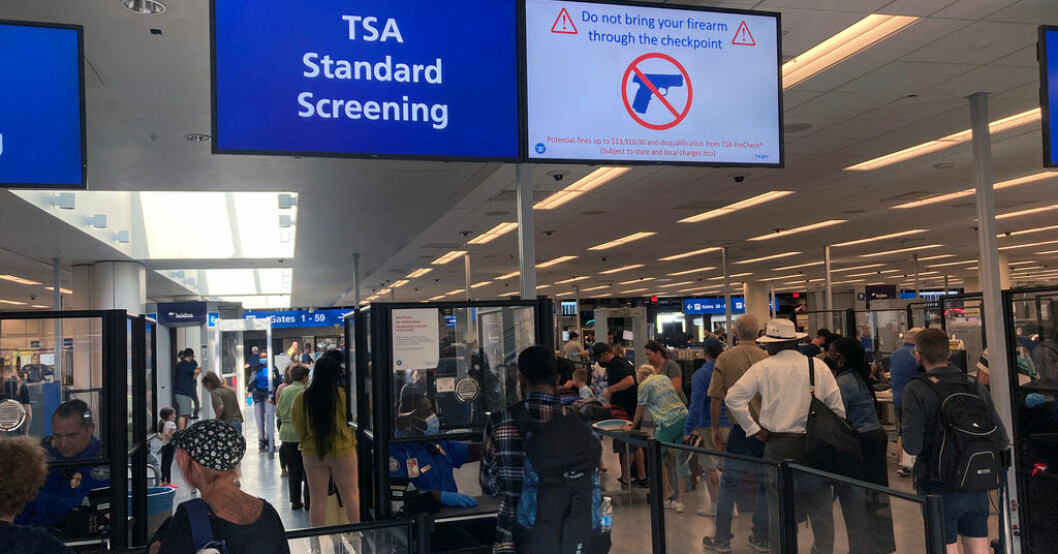 En anslag påminner resenärer om att inte ta med sig skjutvapen genom säkerhetskontrollen på flygplatsen i Orlando, Florida. Bild från 2022. Tusentals skjutvapen i amerikanska handbagage