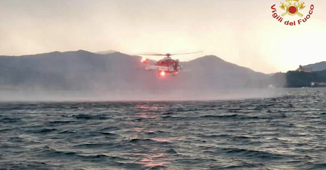 En bild från räddningstjänsten visar en helikopter under sökarbetet efter att en turistbåt kapsejsat på sjön Maggiore i norra Italien på söndagen. Fyra döda i plötslig storm i Italien