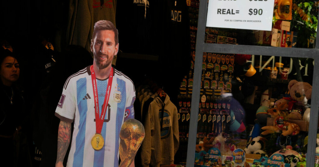 En bild på fotbollsstjärnan Lionel Messi vid et växlingskontor i Buenos Aires. Här svettas låntagare över 91 procents ränta