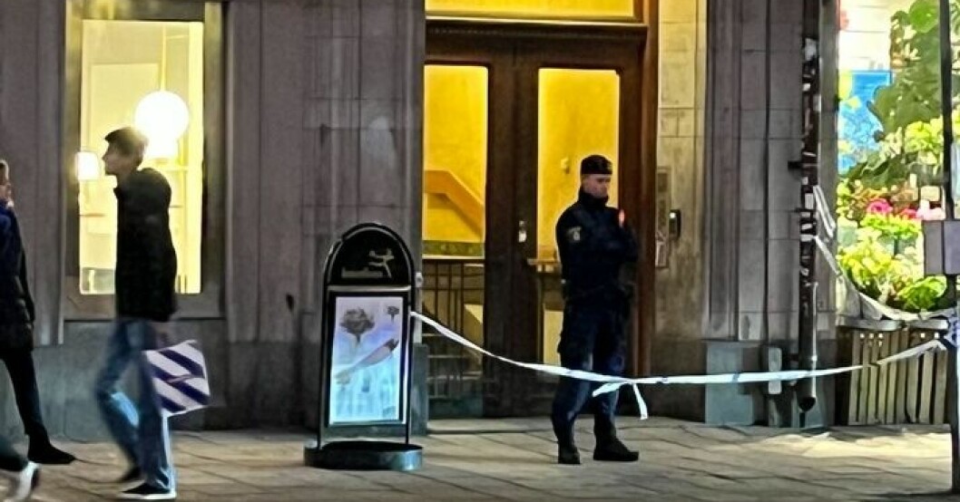 En blodig man har hittats i en trappuppgång på Södermalm i Stockholm. Blodig man hittades – ung man gripen för mordförsök