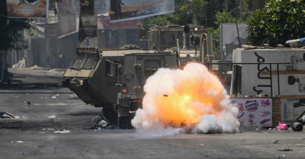 En bomb kastad av en palestinier exploderar intill en israelisk stridsvagn i Jenin. Expert: "Jenin fäste för militanta grupper"