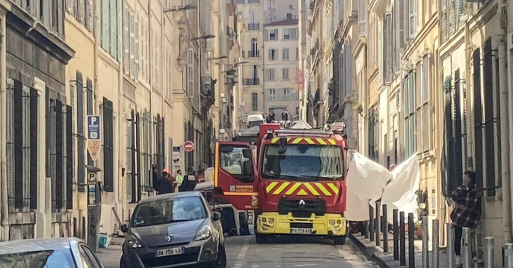 En brandbil parkerad vi det hus som rasade efter explosionen. Sex hittade döda efter explosion i Marseille