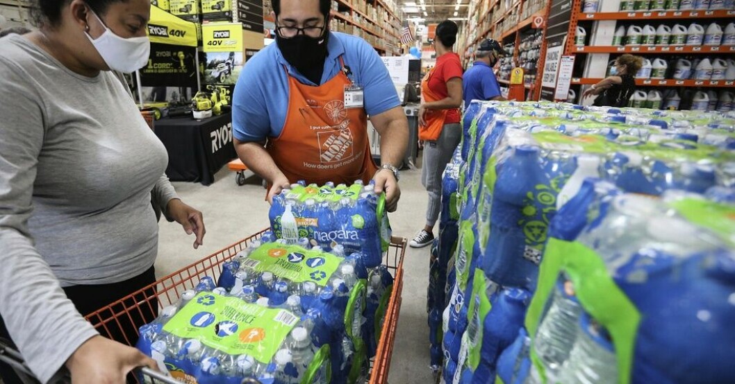 En butik Miami tillhörandes Home Depot. Arkivbild. Dåligt väder sänker Home Depot