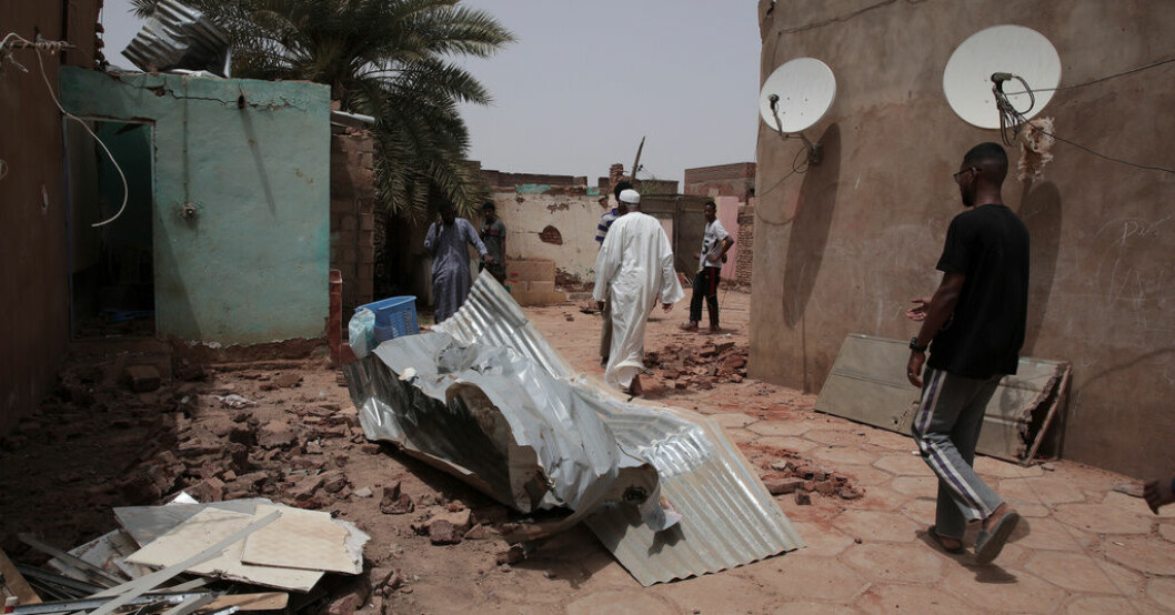 En byggnad som attackerades i tisdags i Sudans huvudstad Khartum. Bräckligt eldupphör förlängs i Sudan